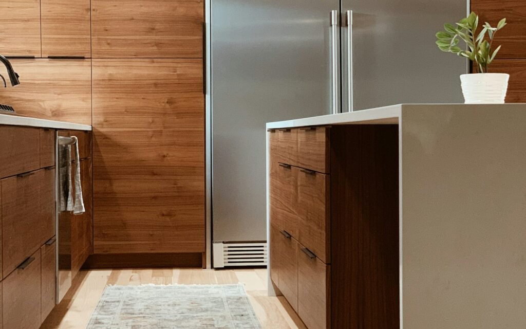 Maatwerk houten kasten en keukeneiland in een modern interieur